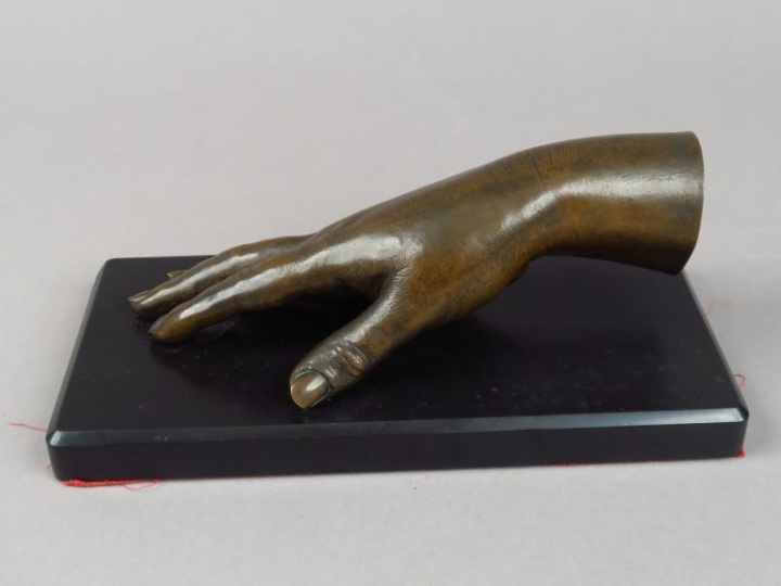 "Main de Sarah Bernhardt". Sculpture en bronze à patine brune. Fonte B