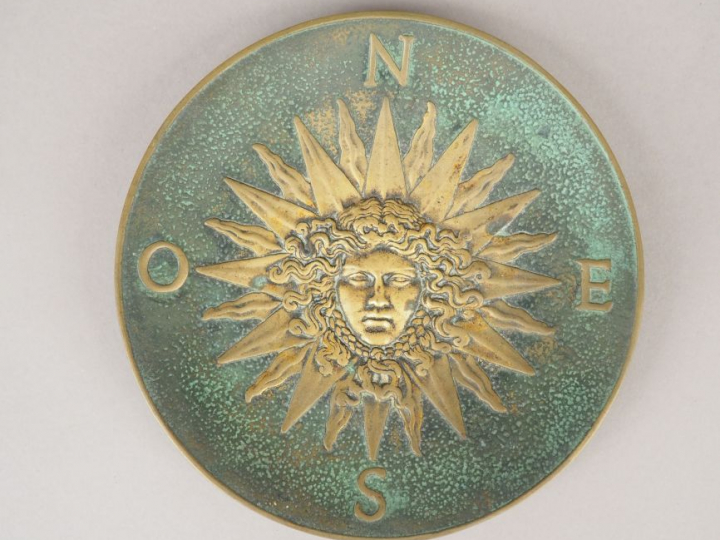 M. LE VERRIER. Coupe en bronze à patine verte à décor des points cardi