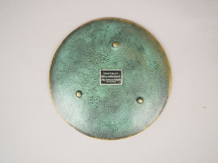 M. LE VERRIER. Coupe en bronze à patine verte à décor des points cardi