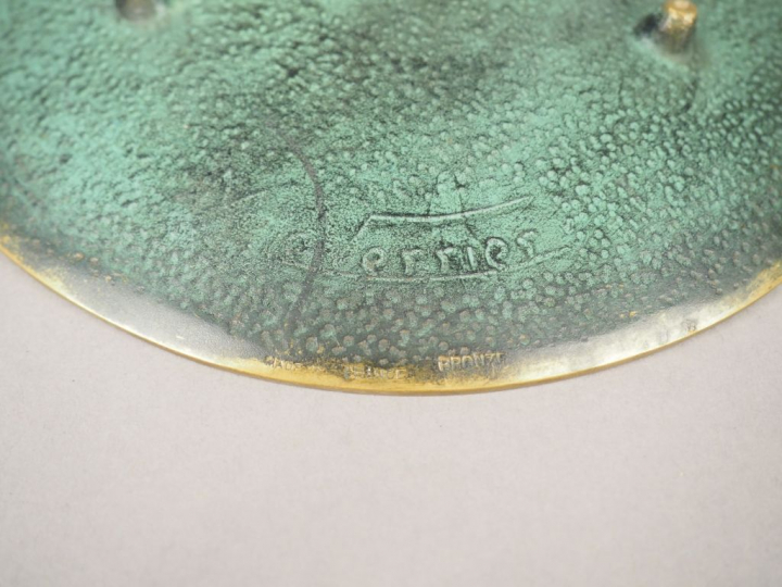 M. LE VERRIER. Coupe en bronze à patine verte à décor des points cardi