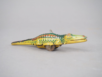 Vente aux enchères Petit jouet mécanique en tôle en forme de crocodile.  L. 13 cm
