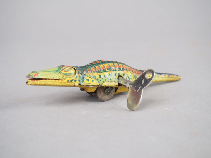 Petit jouet mécanique en tôle en forme de crocodile.  L. 13 cm