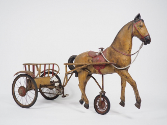 Vente aux enchères Voiture d'enfant à pédales en tôle polychrome en forme d'atellage.