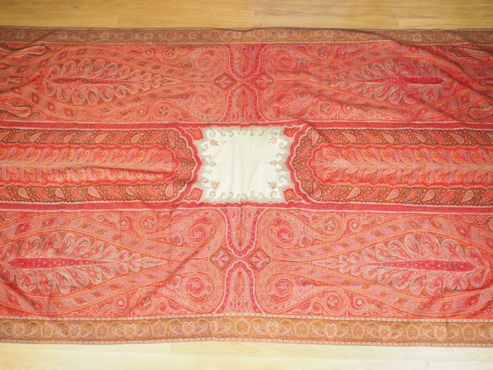 Grand châle en cachemire, signé. Dim. 294 x 146 cm (petits accidents)