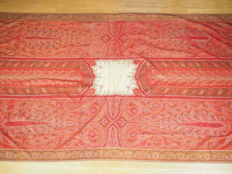 Vente aux enchères Grand châle en cachemire, signé. Dim. 294 x 146 cm (petits accidents)