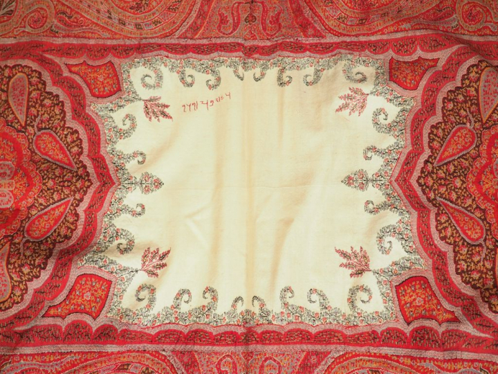 Grand châle en cachemire, signé. Dim. 294 x 146 cm (petits accidents)