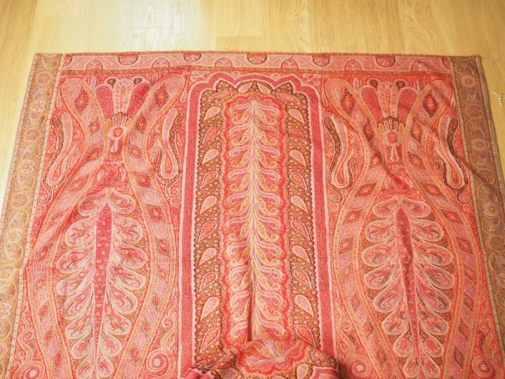 Grand châle en cachemire, signé. Dim. 294 x 146 cm (petits accidents)