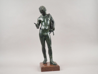 Vente aux enchères Ecole française XIXème. "Apollon" Sculpture en bronze à patine verte. 