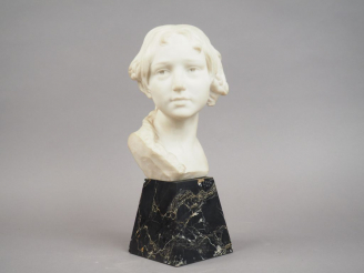 Vente aux enchères A. MONELLI. "Cosette" Buste en marbre blanc de Carrare. Socle en marbr