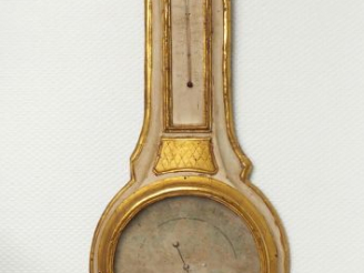 Vente aux enchères Baromètre Louis XVI en bois laqué doré, à décor de guirlandes et de va