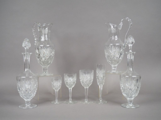 Vente aux enchères SAINT-LOUIS. Important service de verres en cristal comprenant :  - un