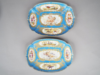 Vente aux enchères Paire de plats XIXème de style Louis XVI en porcelaine polychrome dans