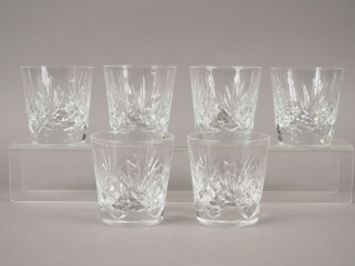 Vente aux enchères SAINT-LOUIS. 6 verres à whisky en cristal, signés. (une égrenure)