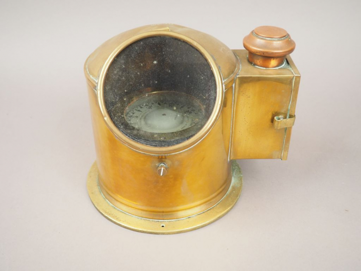 Compas magnétique de marine en laiton avec éclairage. Cadran marqué R.
