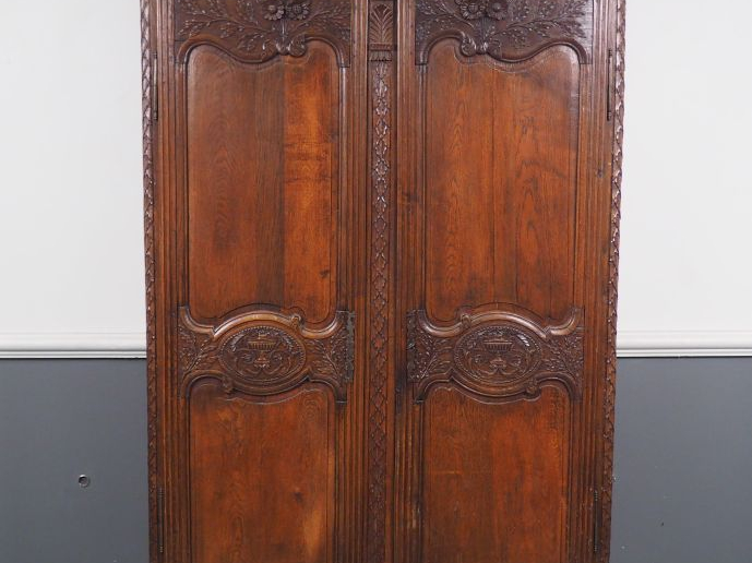 Armoire normande XIXe en chêne, de style Louis XVI, à décor de fleurs,