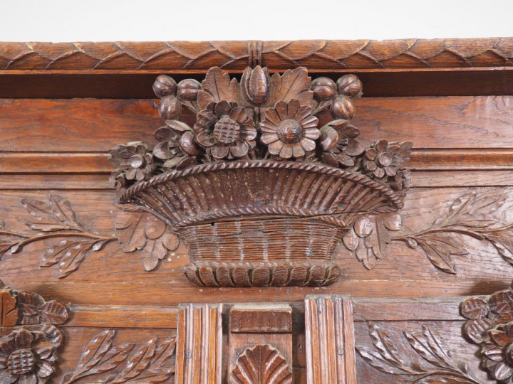 Armoire normande XIXe en chêne, de style Louis XVI, à décor de fleurs,