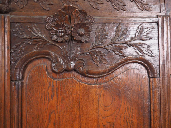 Armoire normande XIXe en chêne, de style Louis XVI, à décor de fleurs,