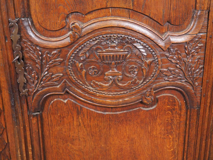 Armoire normande XIXe en chêne, de style Louis XVI, à décor de fleurs,