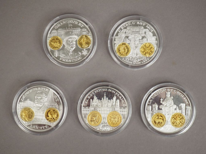 Coffret contenant cinq pièces commémoratives de l'histoire monétaire f