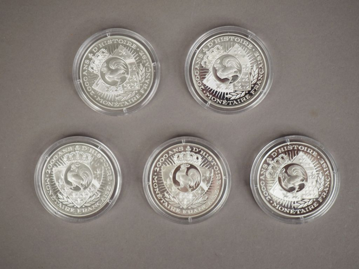Coffret contenant cinq pièces commémoratives de l'histoire monétaire f