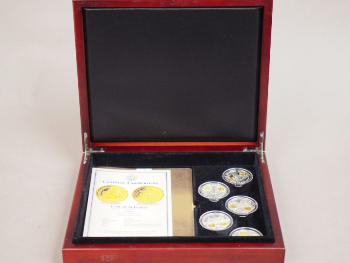 Coffret contenant cinq pièces commémoratives de l'histoire monétaire f