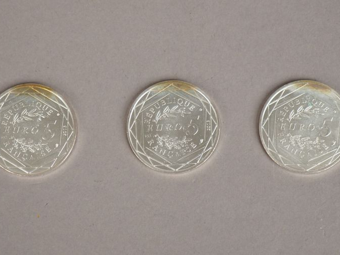 Trois pièces de 5 euros en argent de la collection des symboles monéta