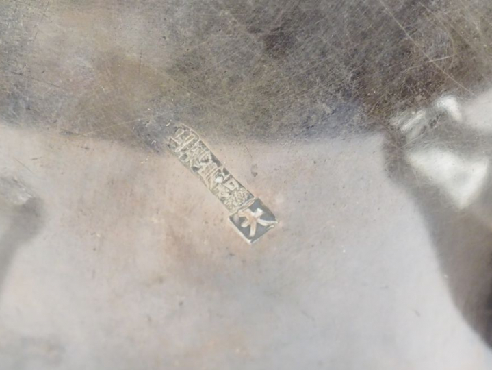 Brûle-parfum tripode en argent dont le couvercle est en forme de pagod