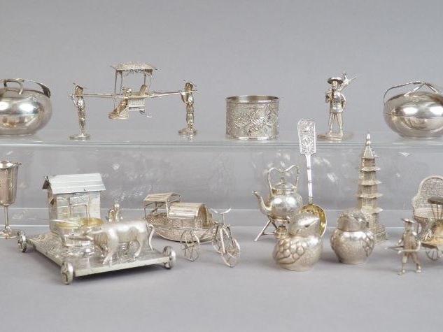 Ensemble de seize objets miniatures, figurant pour la plupart des élém