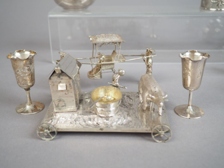 Ensemble de seize objets miniatures, figurant pour la plupart des élém