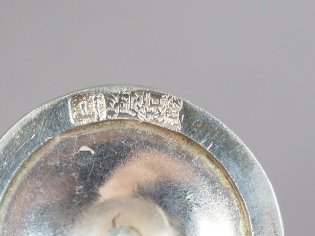 Ensemble de seize objets miniatures, figurant pour la plupart des élém