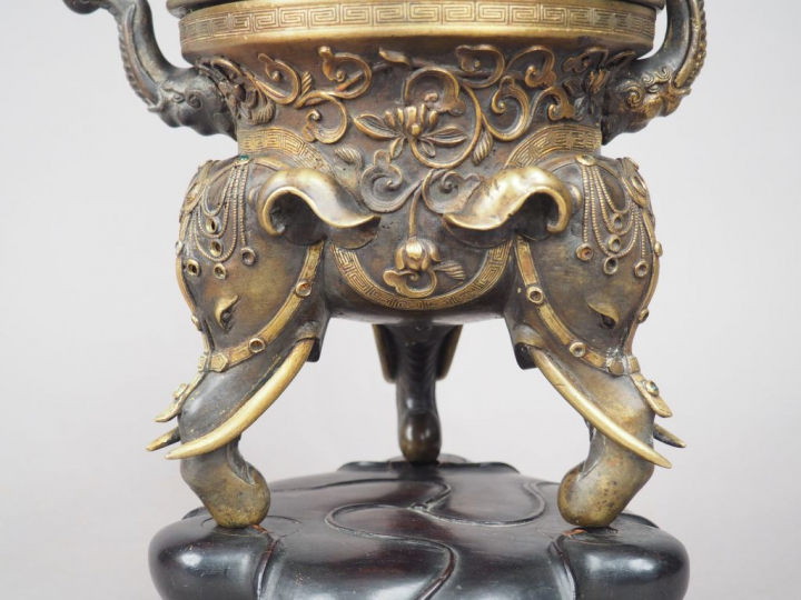Brûle-parfum en bronze de belle patine médaille anciennement doré, rep