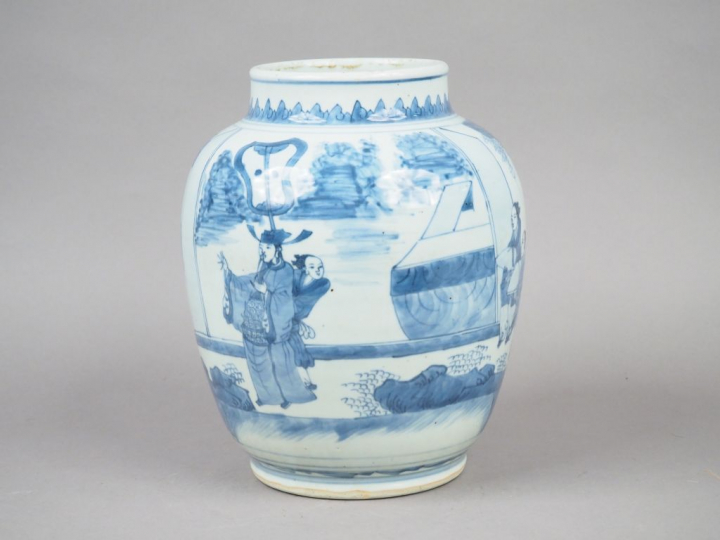 Potiche en porcelaine blanche, à décor en bleu sous couverte d'un lett