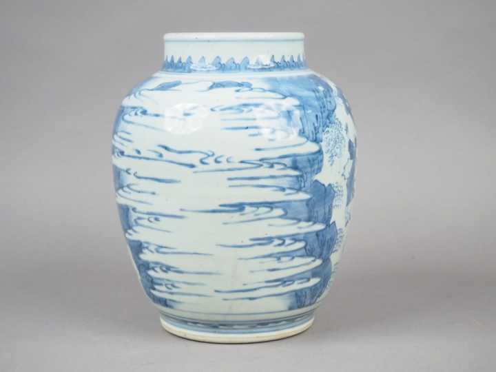 Potiche en porcelaine blanche, à décor en bleu sous couverte d'un lett