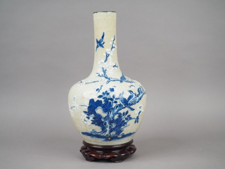 Vase bouteille tianquping en porcelaine craquelée beige finement décor