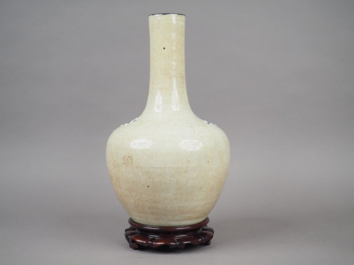 Vase bouteille tianquping en porcelaine craquelée beige finement décor