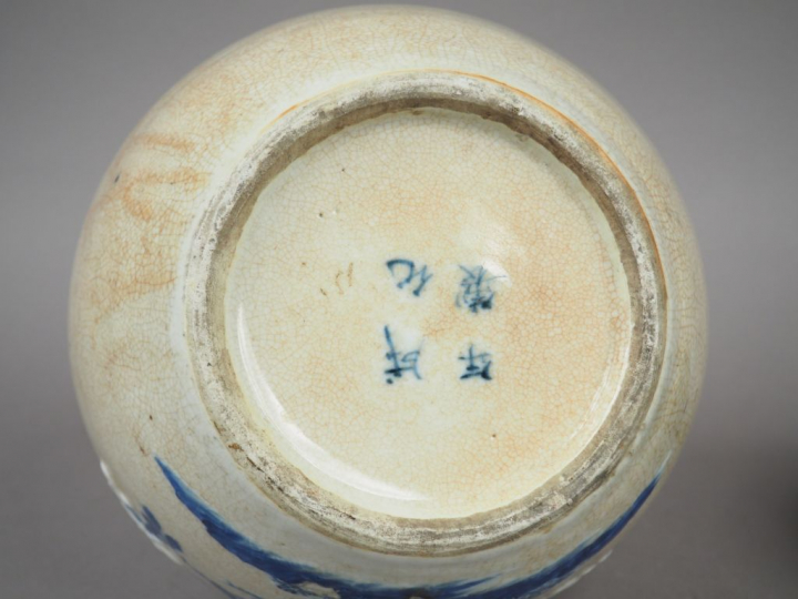 Vase bouteille tianquping en porcelaine craquelée beige finement décor