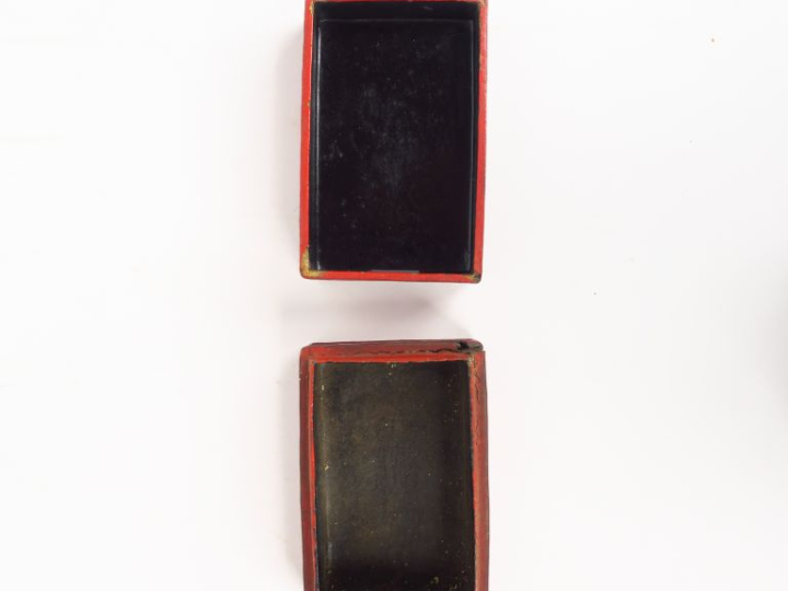 Boite rectangulaire en laque de cinabre sculptée de deux personnages d