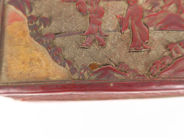 Boite rectangulaire en laque de cinabre sculptée de deux personnages d