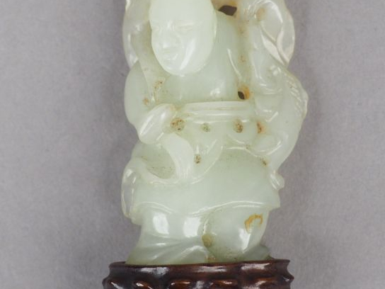 Pendentif en jade céladon représentant un pêcheur tenant un poisson.  