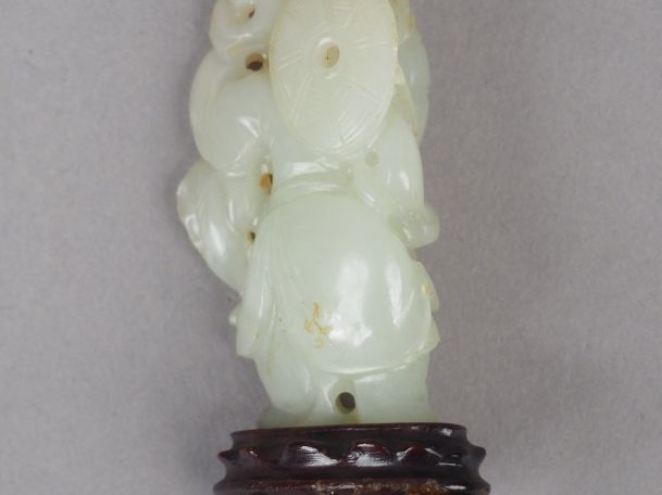 Pendentif en jade céladon représentant un pêcheur tenant un poisson.  