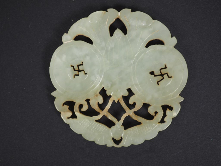 Pendentif circulaire en jade, à décor ajouré. Chine, XIXème siècle. Di