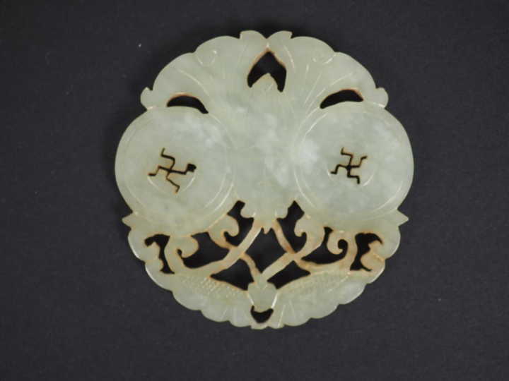 Pendentif circulaire en jade, à décor ajouré. Chine, XIXème siècle. Di