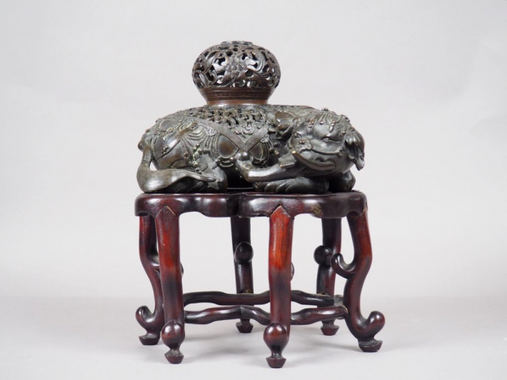 Eléphant au repos formant brûle-parfum en bronze, décor finement cisel