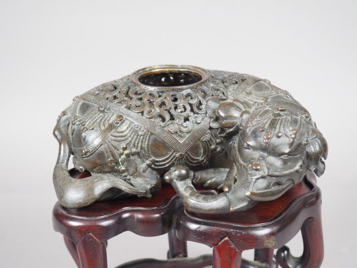 Eléphant au repos formant brûle-parfum en bronze, décor finement cisel