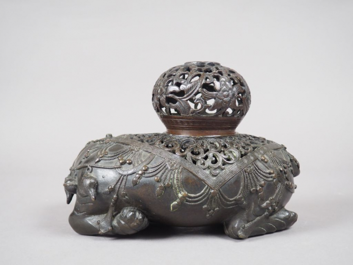 Eléphant au repos formant brûle-parfum en bronze, décor finement cisel