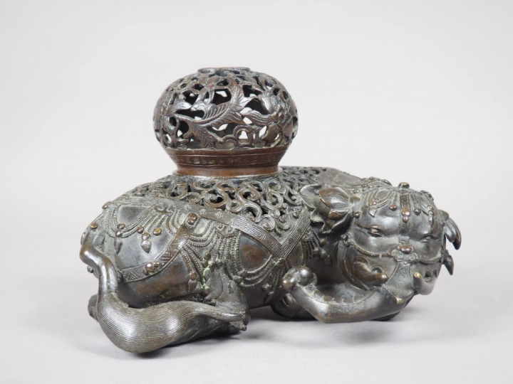 Eléphant au repos formant brûle-parfum en bronze, décor finement cisel