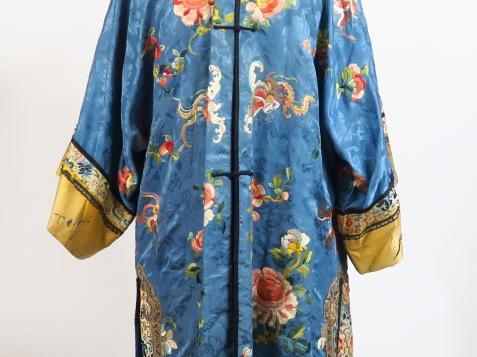 Robe en lin et satin de soie, à décor polychrome sur fond bleu de fleu