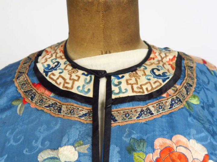 Robe en lin et satin de soie, à décor polychrome sur fond bleu de fleu