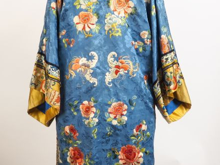 Robe en lin et satin de soie, à décor polychrome sur fond bleu de fleu