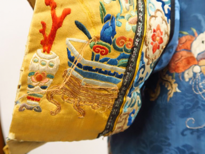 Robe en lin et satin de soie, à décor polychrome sur fond bleu de fleu